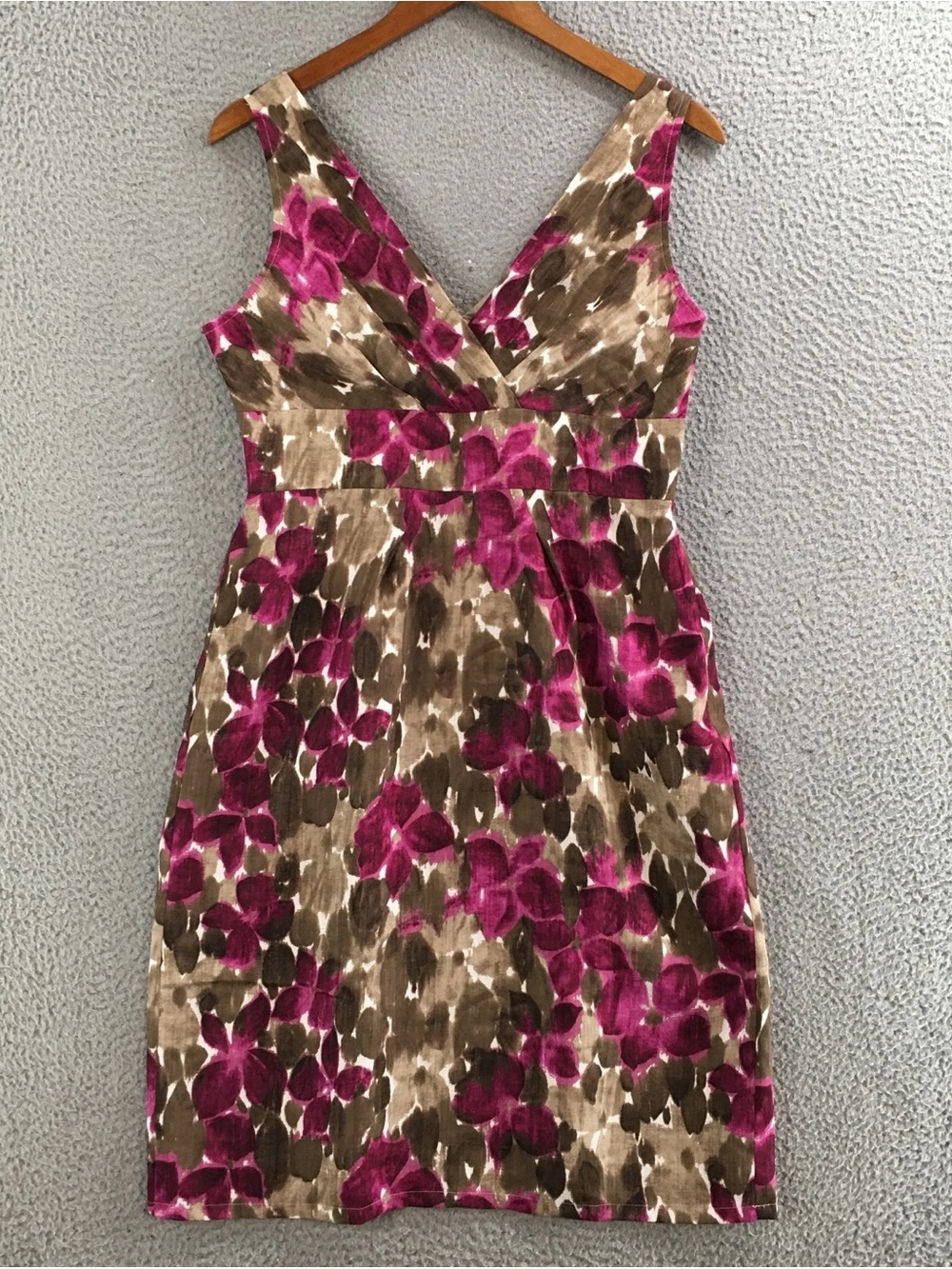 Sleeveless V-Neck Floral Sheath Dress in Fuchsia and Brown